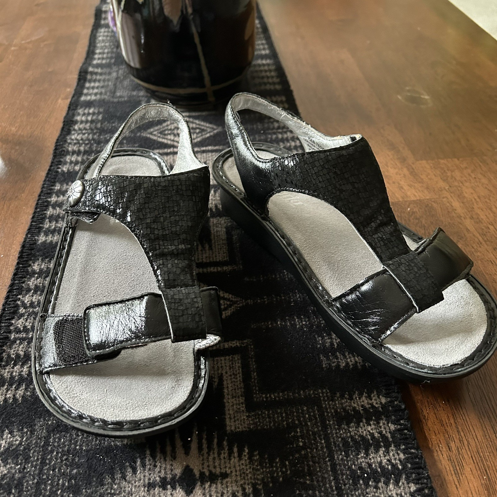 Sandalias Alegria Kendra Cuero Correa en T Cuña Azulejo Me More Negro Rocker EU39