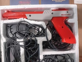 Nintendo NES Action Set Console Bundle Zapper Controllers Games Manuals Box