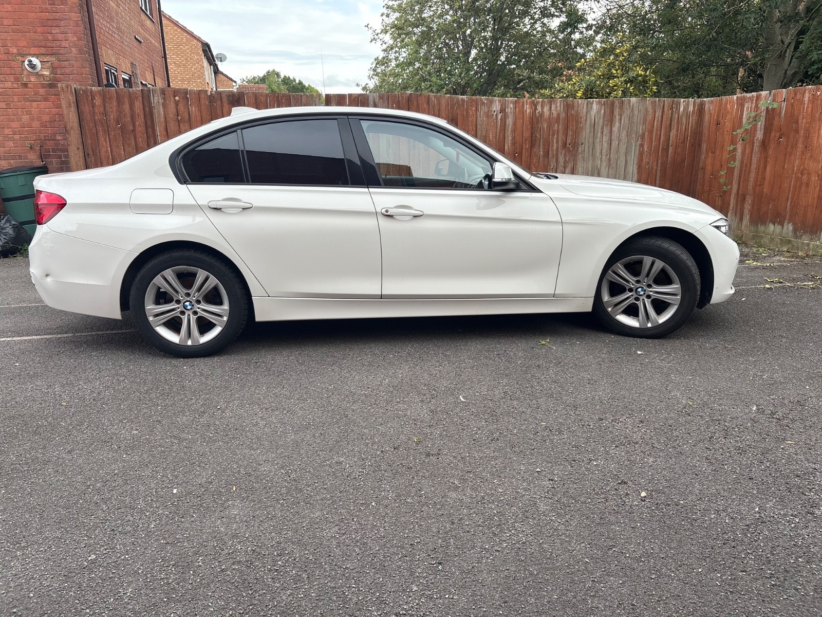car bmw 318i