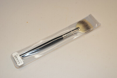Glominerals Tan brush 7.75 inches