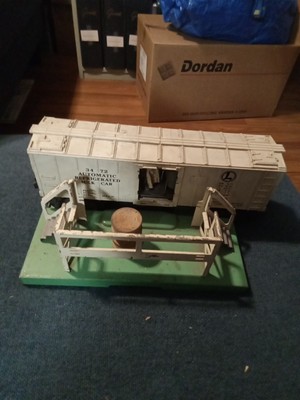 LIONEL TRAINS AUTOMATIC REFRIGERATED MILK CAR No. 3472 with CAR PLATFORM