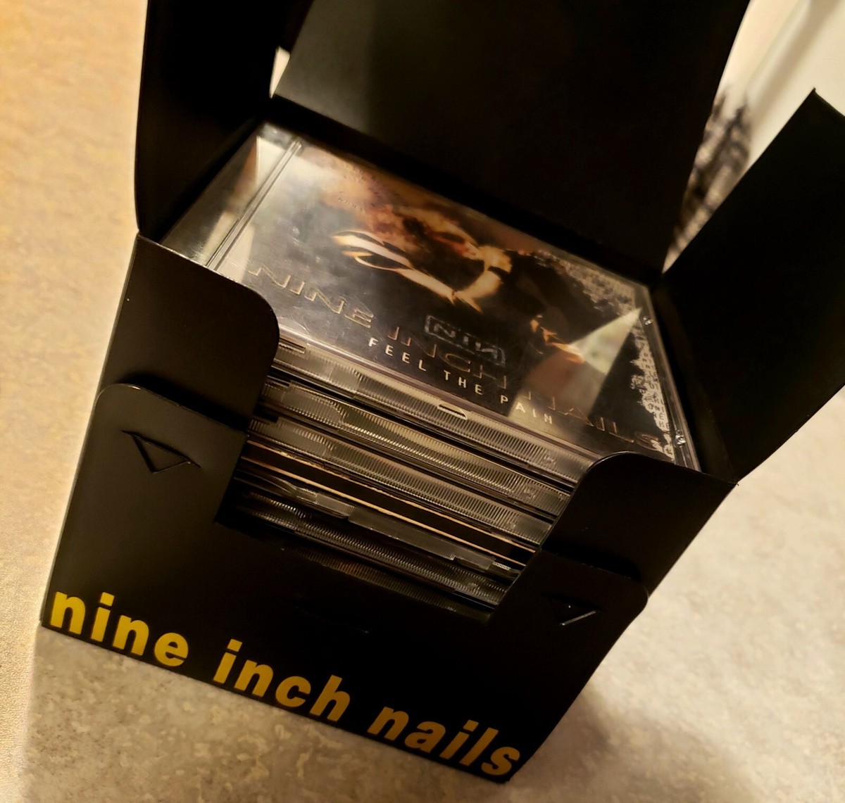nine inch nails  FISTED BOX、缶バッジのみ nine inch nails FISTED BOX、缶バッジのみ - メルカリ