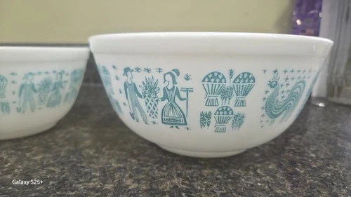 PYREX Amish Butterprint Turquoise on White Glass Mixing Bowl Set 3 Nesting