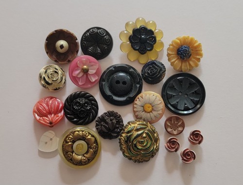 Amazing Vintage Lot Early Plastics Flower Buttons Buffed Celluloid & More