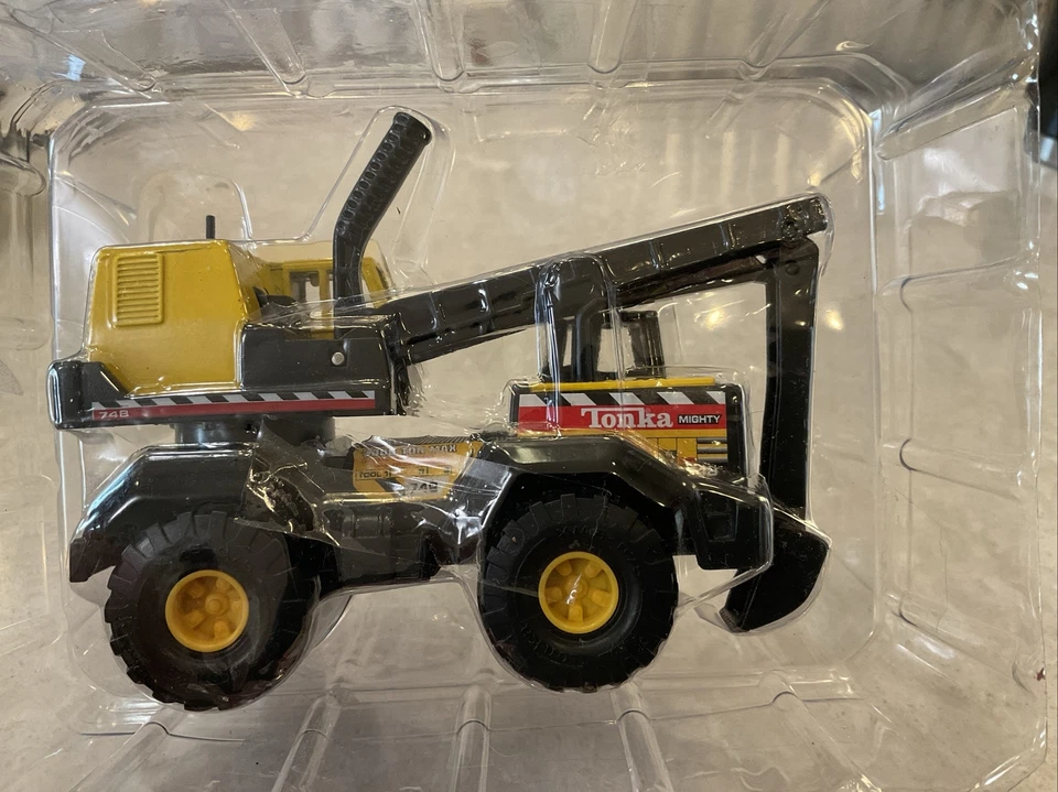 Retroexcavadora Tonka Mini 4 pulgadas Mighty 748 réplica #762906 Foto 2 de 3