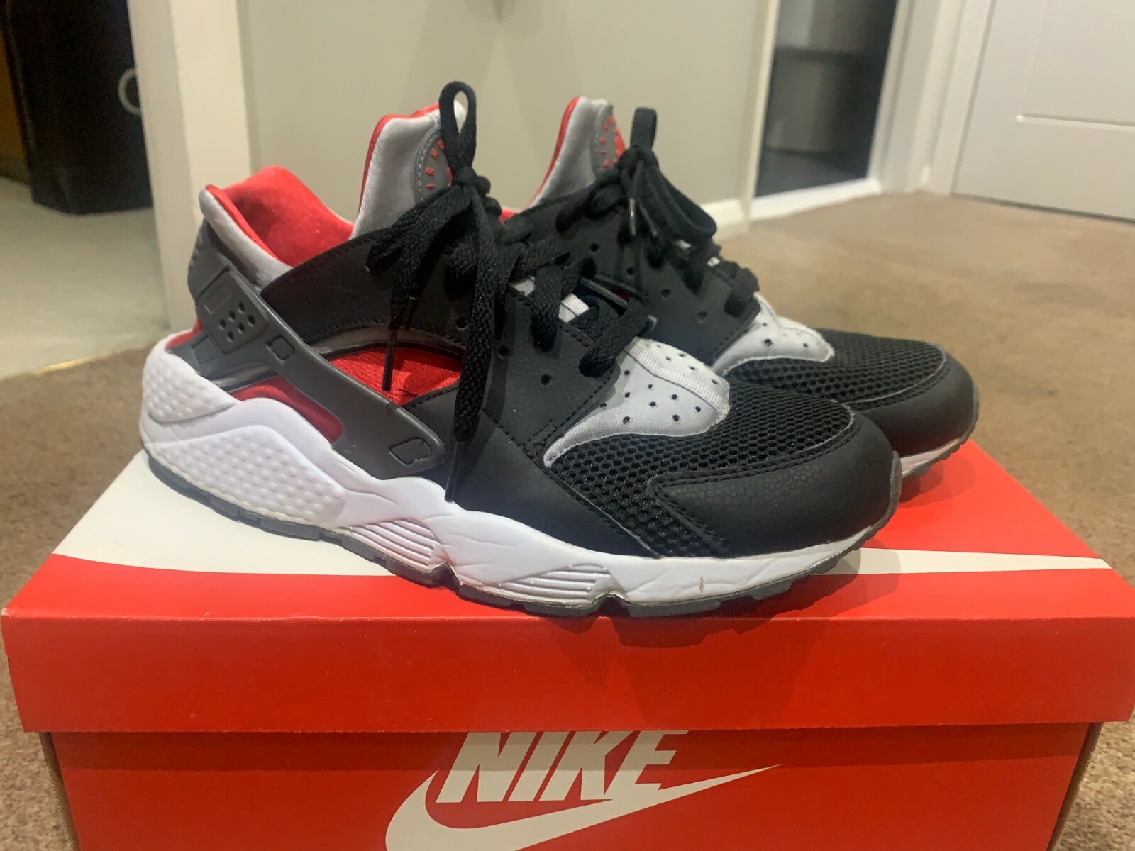red huaraches uk