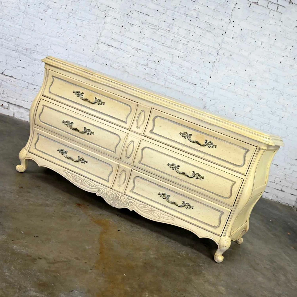 Cómoda blanca antigua Credenza Prince Howard provincial francesa Hollywood Regency Foto 2 de 4