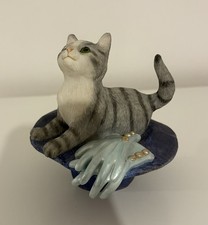 THE LEONARDO COLLECTION VINTAGE CAT SITTING IN HAT ORNAMENTS GREY TABBY CAT