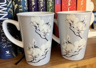 2 x M&S MAGNOLIA FLORAL GROSSE TASSEN STEINGUT