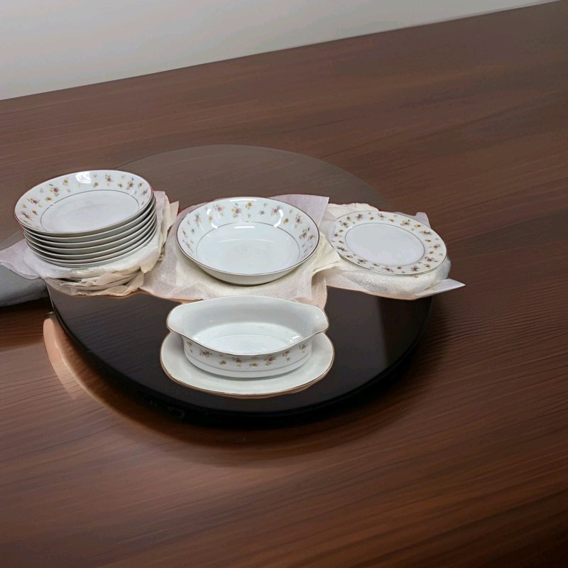 Mikasa dinnerware set Fine China Japan Remembrance 5562 Floral Set Of 72 pieces 