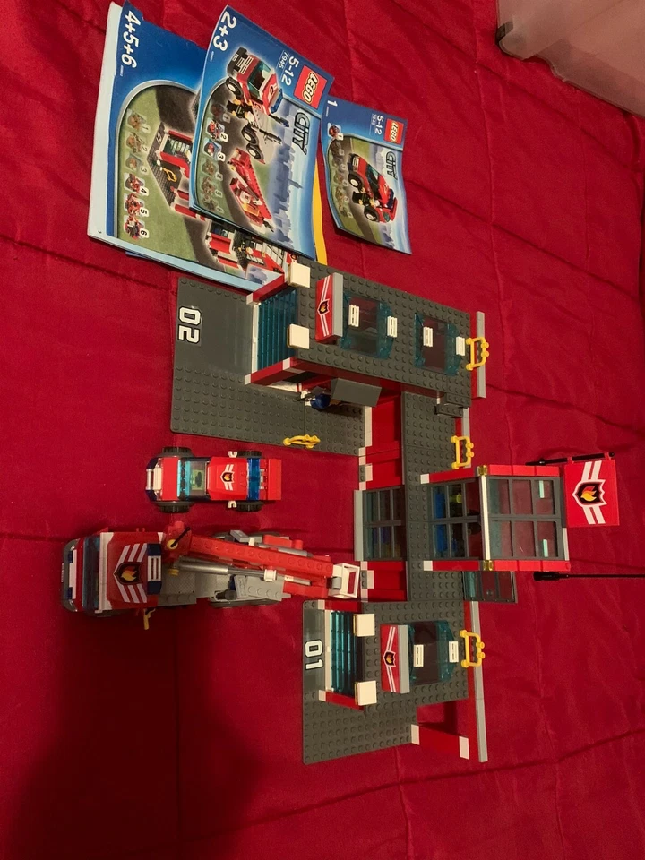 LEGO City 7945 Fire Station, foto 1 di 3