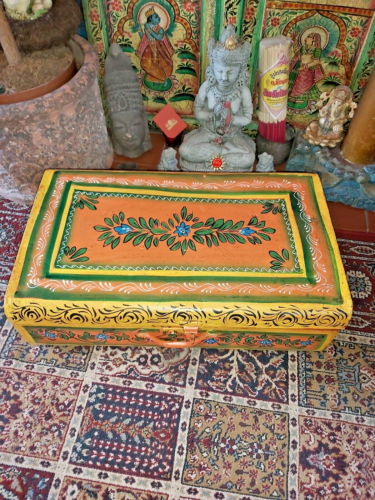 INDIAN VINTAGE HAND PAINTED IRON STORAGE TRUNK/TABLE/DISPLAY - Picture 1 of 23