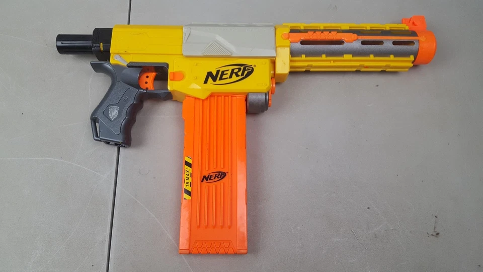 Lote de 2 pistolas de dardos de juguete Nerf Maverick Rev-6 y Recon Cs-6 Foto 4 de 4