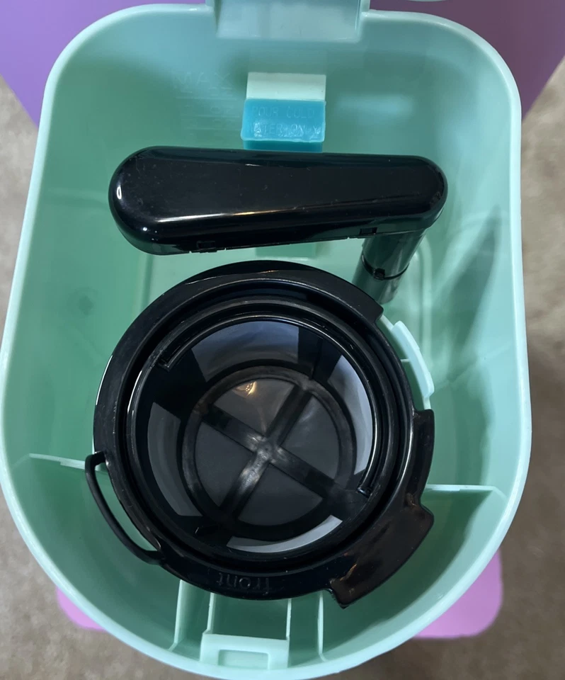 Frigidaire Single Cup Coffee Maker 700 Watt ECMK088 Mint. - Image 2 of 4