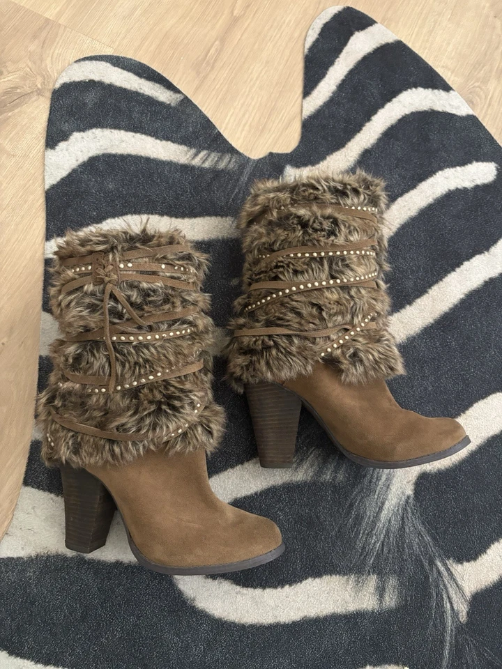 Vtg Y2K Leather And Fur Heeled Boots With Studs Women’s Size 7 - Image 2 of 4