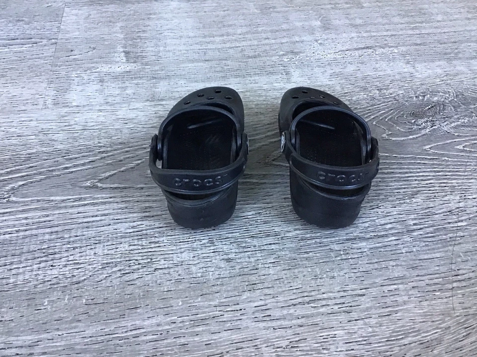Tamancos sandálias infantis Crocs criança bebê 4 5 preto C 4/5 slip-on alça dupla novo - Imagem 3 de 4