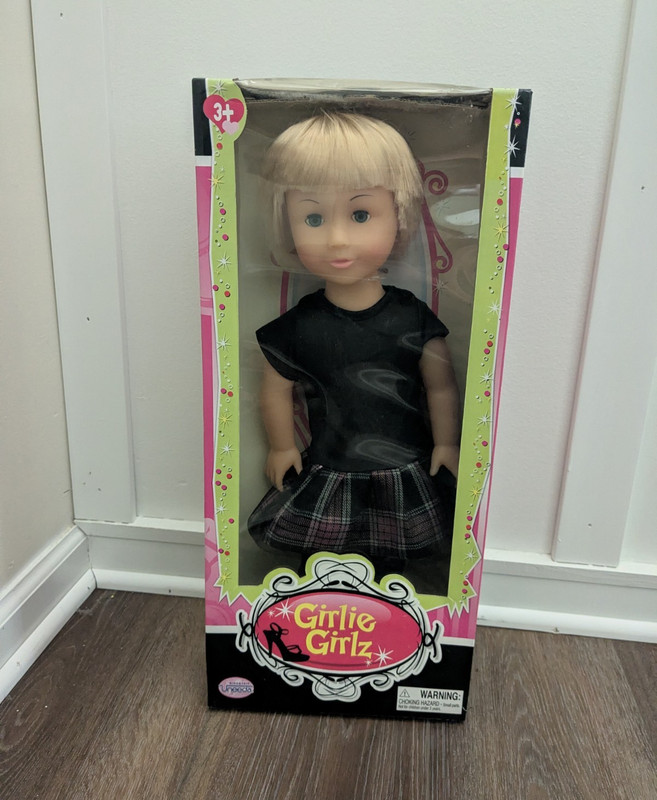 Uneeda Girlie Girlz 18 in Fashion Doll Blue Eyes Blonde Straight Hair Outfit