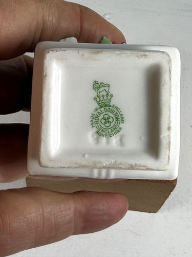 Royal Doulton Bone China - Minature Floral Posy on Book - Gift/B'day/Easter - Picture 6 of 8