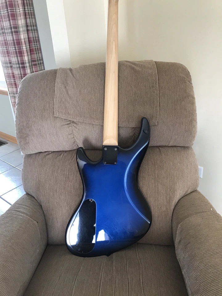 Bajo Guild Pilot 1986 con pastillas activas EMG gran sonido, hermosa ráfaga azul Foto 2 de 4