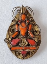 Schöne alte Brosche aus Messing - Buddha Darstellung aus Koralle - Nepal um 1900