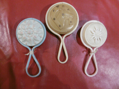 Lot De 5 Hochets Et 2 Balles En Celluloïd - Jouets Vintage Années 50