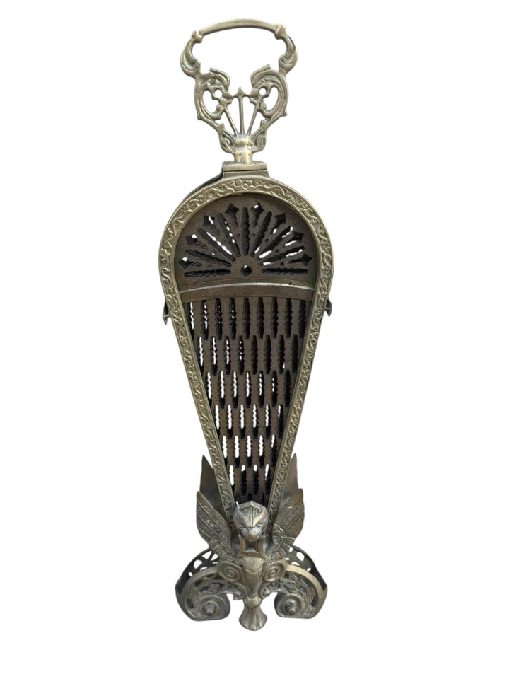 Ventilador de pantalla de chimenea de pavo real plegable de latón de colección Griffin Gárgola 26,5"x38” MCM Foto 2 de 4