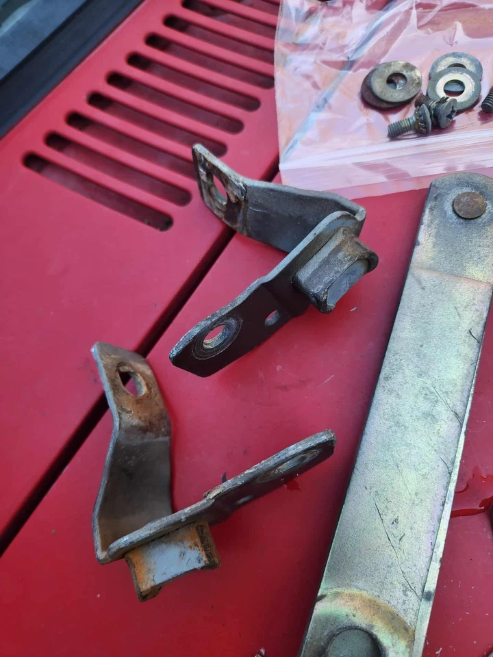 Lote de piezas originales para camioneta Mazda 1977-85 - luz trasera/bisagras de puerta trasera/pestillos/espejo, etc. Foto 3 de 4