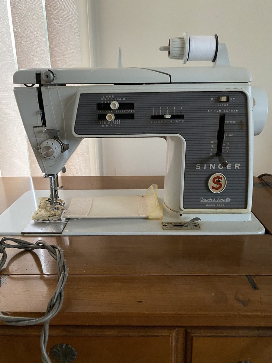 Vintage 1960's Singer Sewing Machine 600 E with Fold-Out Cabinet