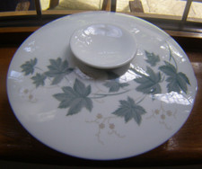 NORITKE JAPAN COOK `N SERVE CHINA WILD-IVY 102 TUREEN 9"X 4.5" APPROX WITH LID.