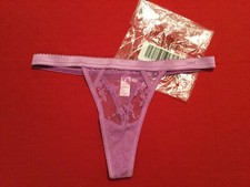 Nuevo en caja Raro Victoria’s Secret Vintage POUT Púrpura Pasión Encaje Tanga Bragas Logo M