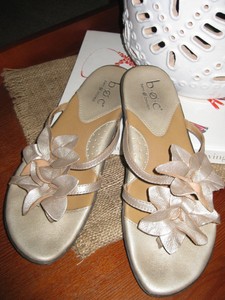BOC BORN CONCEPT GOLD METALLIC FLOWER LEATHER THONG SLIPON SANDAL COMFORT SIZE 7 | eBay