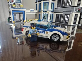 LEGO CITY: Police Station (60141) ➕60004 Truck See Description