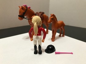 LEGO - Belville Horse Stable 7585  - Horse, Foal and Equestrian Figure Rider