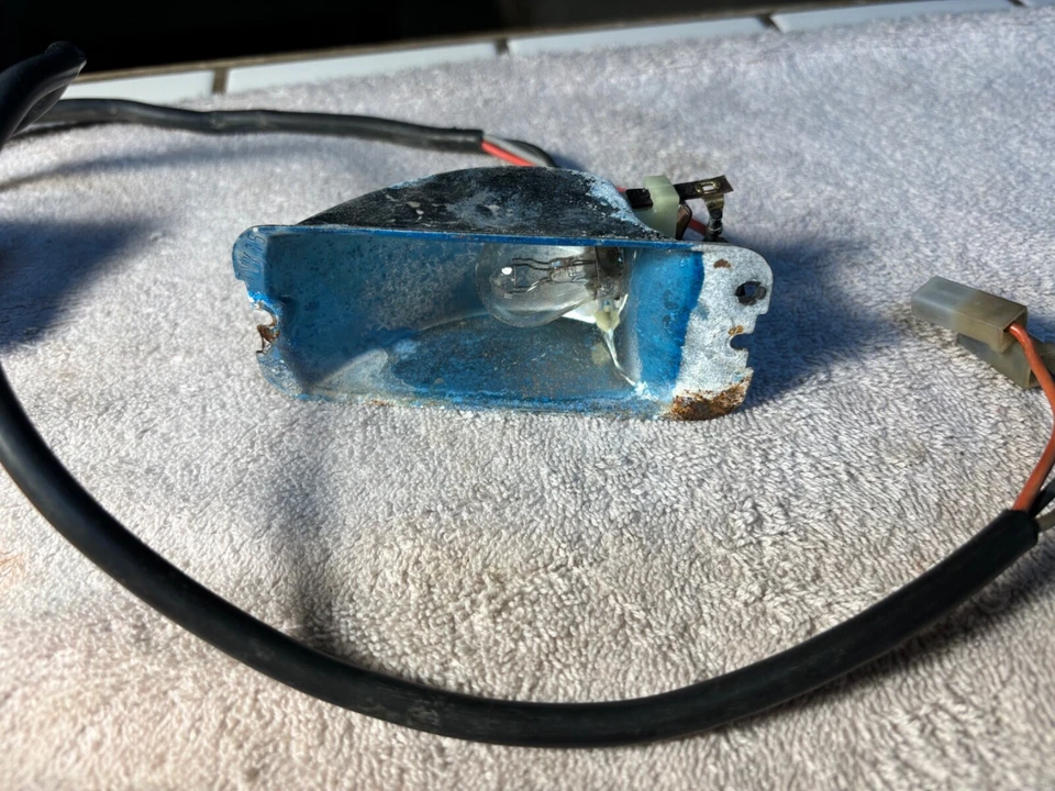 Piezas de lámpara de estacionamiento Volkswagen Dasher usadas SAE IP 76 Foto 4 de 4