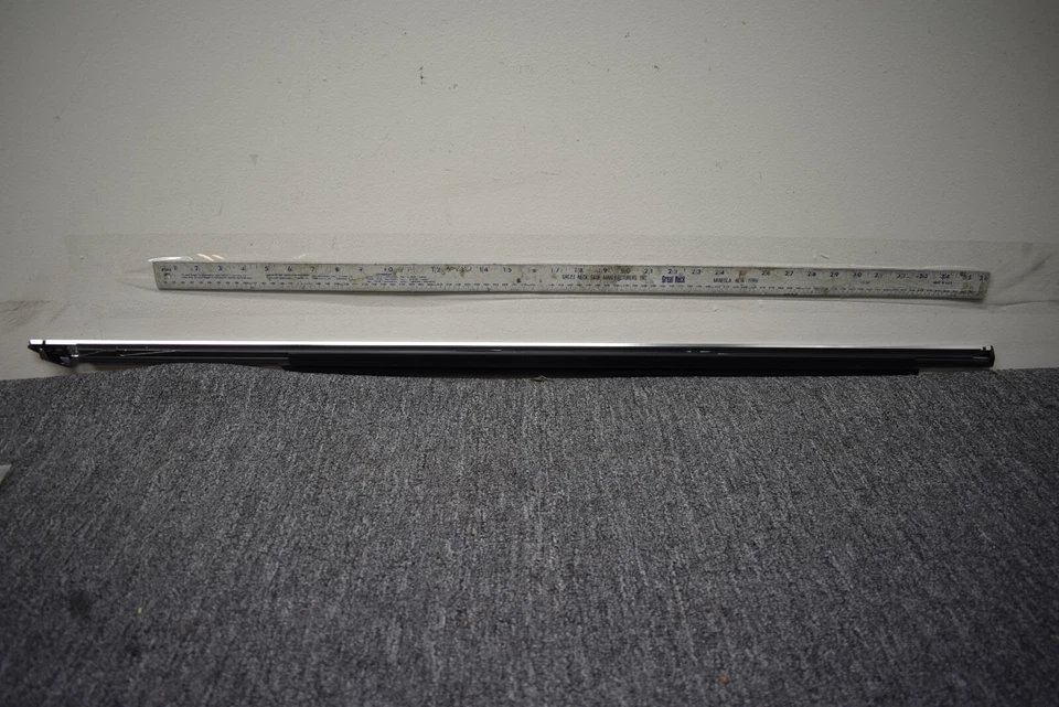 Tira de ventana de puerta delantera izquierda Mercedes Benz C300 W204 2008-2014 OEM de fábrica Foto 4 de 4