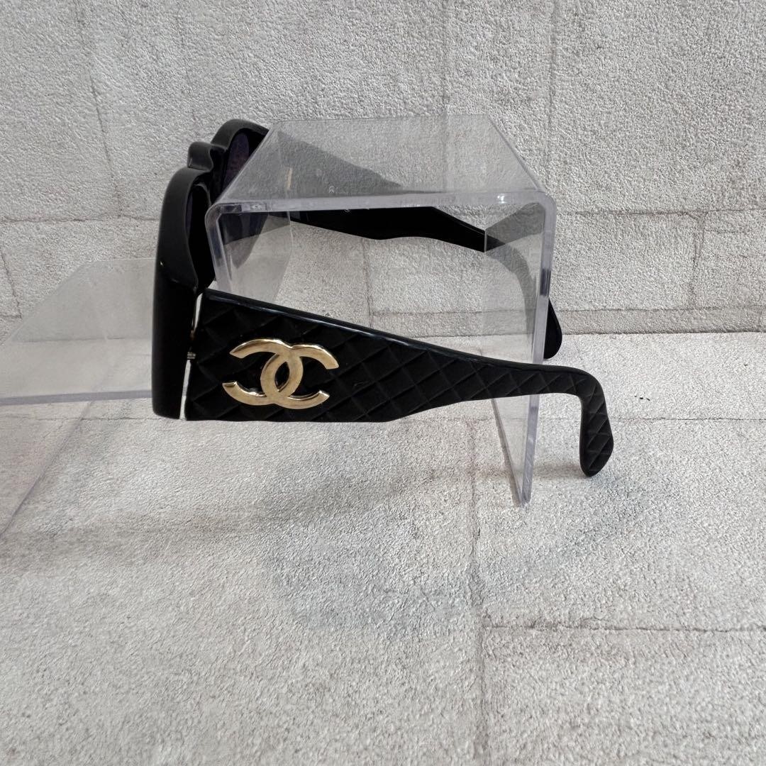 小物 CHANEL Coco Mark Matelasse Sunglasses Chanel Coco Mark Matelasse Sunglasses Black WS11304 – NUIR