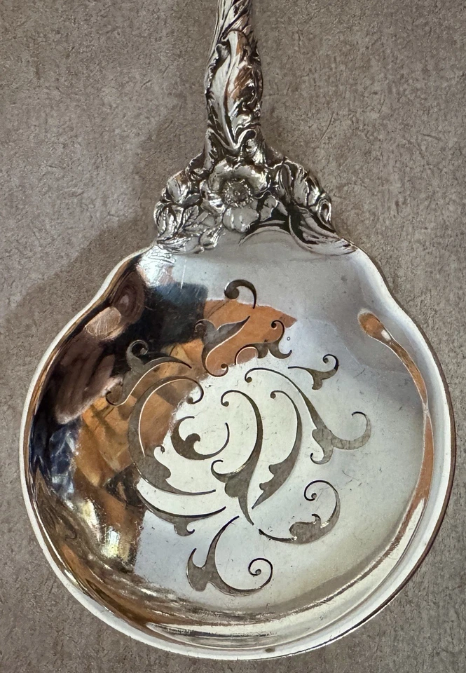 RARE ORIGINAL OLD REED & BARTON LES SIX FLEURS STERLING 9 1/4” PEA SERVING SPOON - Image 3 of 4