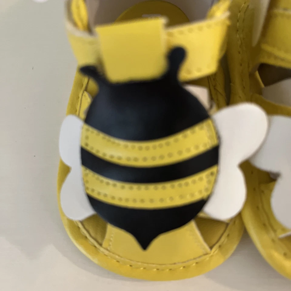 Sandalias de bebé nuevas. Elegante para niños pequeños. 0-6 abejas pequeñas y arco Foto 3 de 4