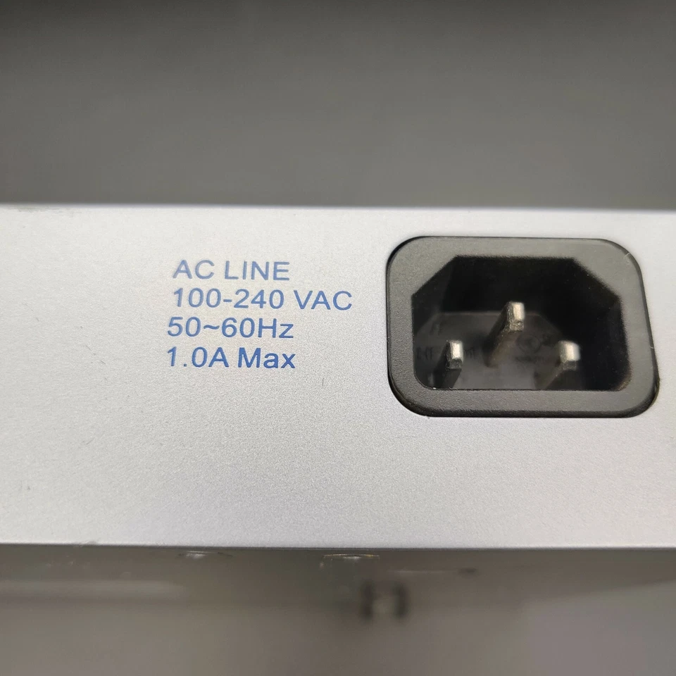 Interruptor de montaje en rack Hawking Technology HFS16T 16 puertos Foto 2 de 4