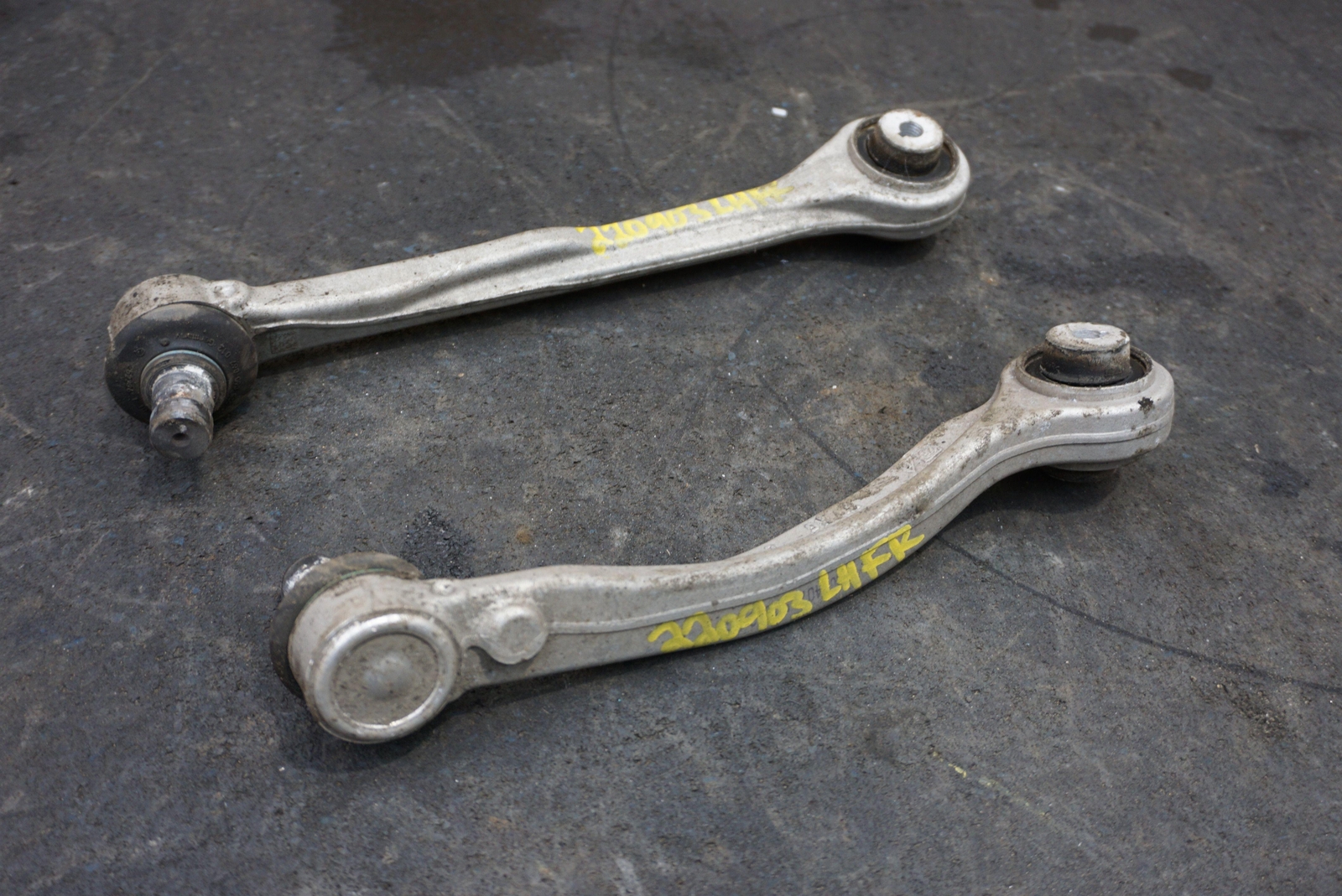 Set Front Left Upper Forward & Rearward Control Arm 4M0407505 Bentley Bentayga
