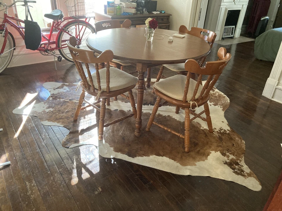 Tell City Chair Co. Mesa de comedor extensible redonda colonial de arce y (4) sillas Foto 4 de 4