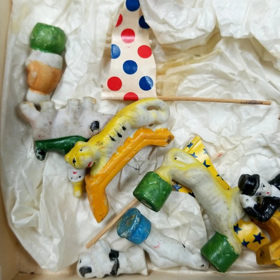 Juego de adorno de pastel de cumpleaños de circo de colección años 50 bisque porcelana Japón con banderas +  Foto 3 de 4