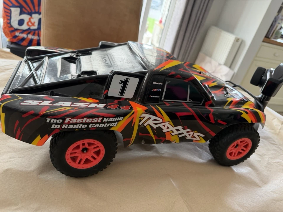 Traxxas Slash 4x4 With Radio Transmitter RTR comes with box collection only - Image 4 of 4
