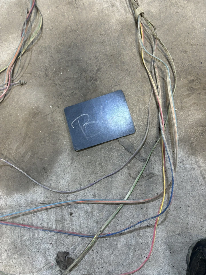 Luz trasera Chevrolet GMC Suburban 1981 82 1983 85 1986 luz trasera arnés de cables OE Foto 2 de 4