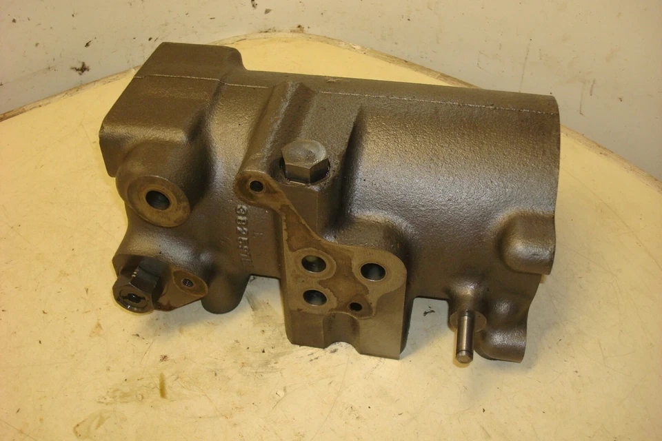 International IH Farmall 806 Diesel Tractor 3pt Lift Cylinder 856 - Image 3 of 4