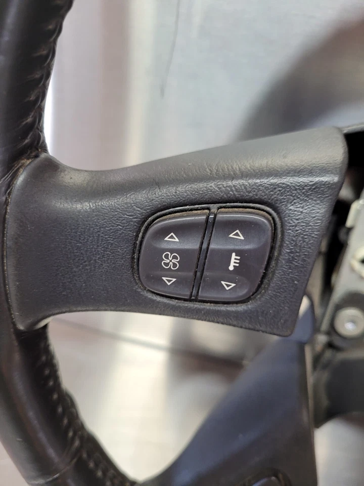 2002-2003 Chevy Trailblazer/ EXT Steering Wheel w/ Accessory Controls P15076590 - Image 4 of 4