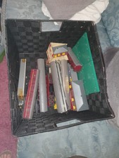 VINTAGE RETRO TRIANG MODEL POCIĄGU ZESTAW CARRAIGES BUDYNKI PAKIET CZĘŚCI, 1 W PUDEŁKU