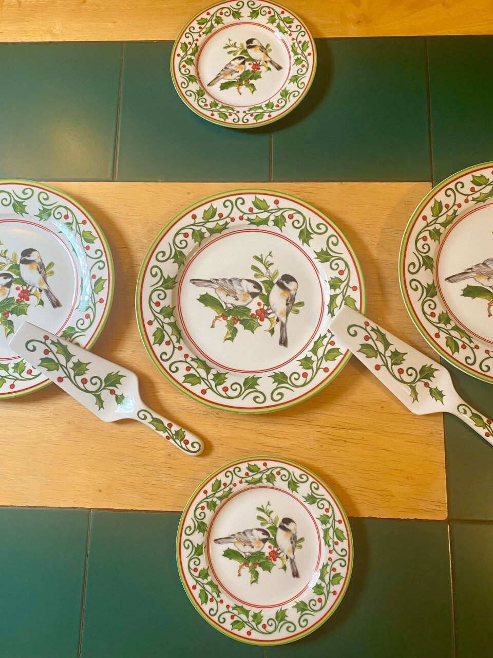 Andrea by Sadek Williamsburg &ldquo;The Winterberry Birds&rdquo; Dinnerware set