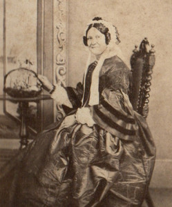 CDV LADY KRINOLINE KLEID GROSSE ÄRMEL MOTORHAUBE BÄNDER VIKTORIANISCHE MODE FOTO