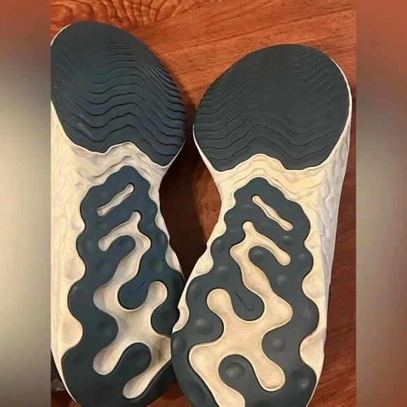 Talla 9.5 - Nike React Phantom Run Flyknit 2 Tinte Platino Verde azulado oscuro W Foto 2 de 4